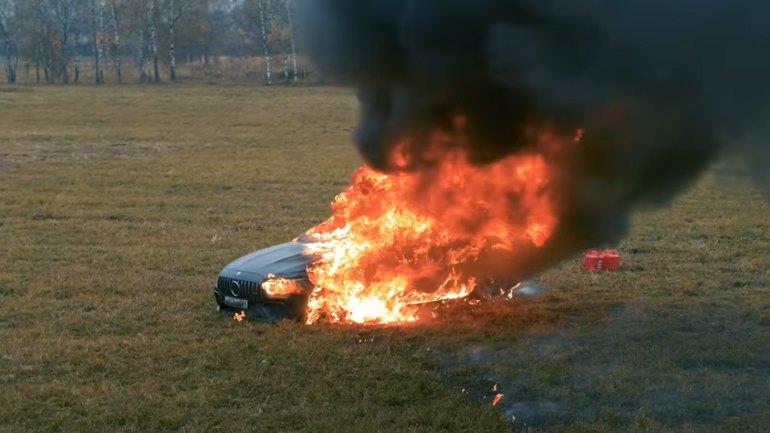 Έλουσε με βενζίνη το αυτοκίνητό του και το έκαψε!